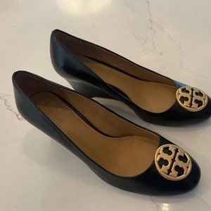 Tory Burch black leather wedge heel shoes - size 9